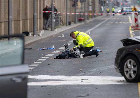 Berlin J Hriger Verursacht Schweren Verkehrsunfall Mutter Und