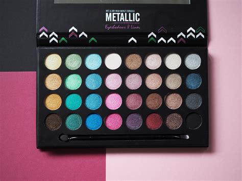 Juhlakauden täydellinen luomiväripaletti Viva la Diva Metallic Eyeshadows Liner NUDE