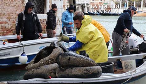 Gondolieri Sub Ripuliscono I Canali Di Venezia Dago Fotogallery