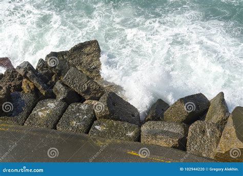 As Ondas Que Quebram Em Uma Praia Rochoso Formando Um Pulverizador