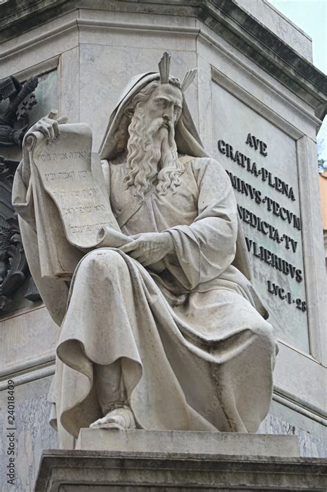 Escultura De Moises En La Columna De La Inmaculada En Roma