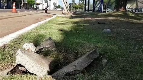 Tampa quebrada em canteiro central oferece risco aos pedestres Vídeo