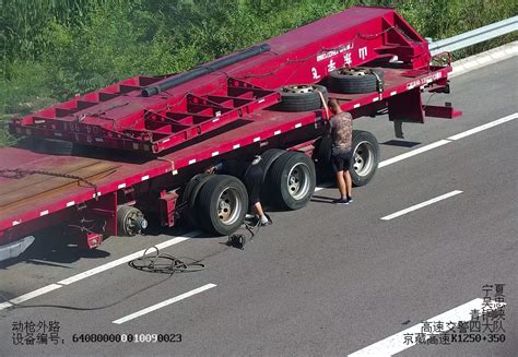 三辆货车“组团”高速违停被处罚