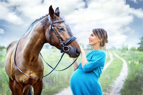 Incredible Clip Shows Moment Horse Realizes Owner Is Pregnant—'Protect ...