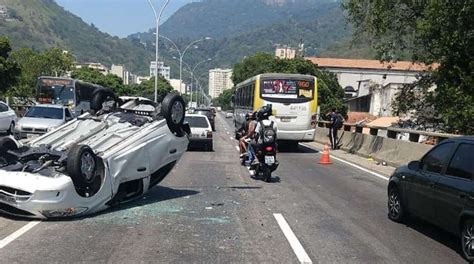 Colisão seguida de capotamento complica o trânsito na Região Central do