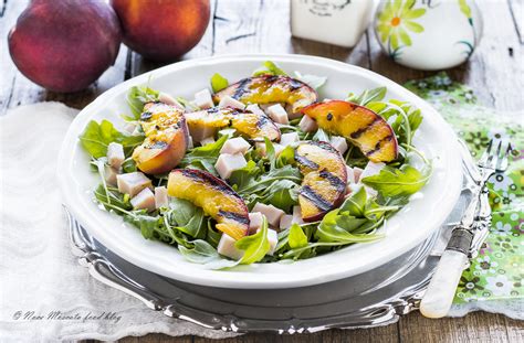 Insalata Di Pesche Grigliate Con Rucola E Tacchino Arrosto Piatto