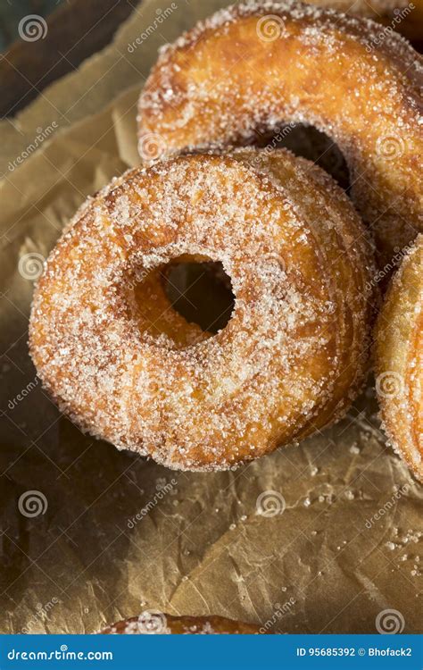 Anillos De Espuma Azucarados Hechos En Casa De Cronut Foto De Archivo