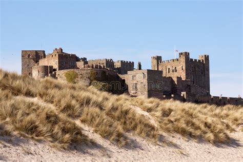 Castillo De Bamburgh De Las Dunas De Arena Foto De Archivo Imagen De