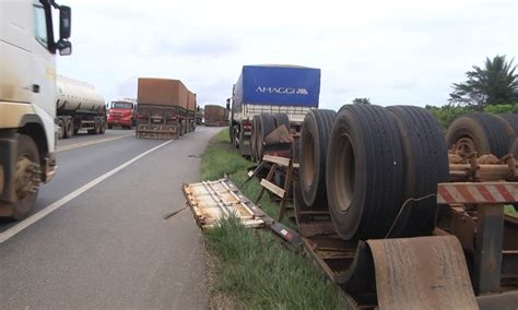 Jaru Semirreboque De Carreta Carregado Tomba E Despeja Gr Os Na Pista