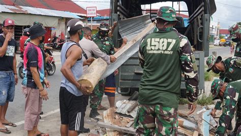 Kodim 1507 Saumlaki Lakukan Karya Bakti Bersih Sampah Di Pasar Olilit