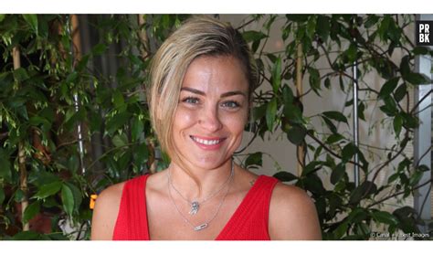 Laure Boulleau en bikini à la plage l ancienne sportive fait grimper