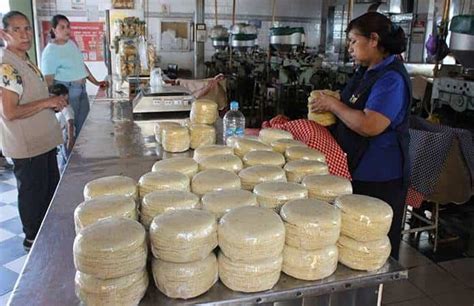 Cede inflación pero tortillas y pan siguen por los cielos