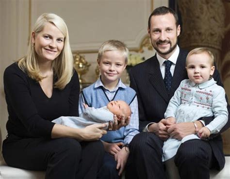 Los Príncipes de Noruega presentan oficialmente a su hijo Foto 1