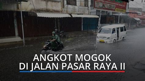 Sepeda Motor Hingga Angkot Mogok Saat Nekat Lewati Genangan Air Hujan