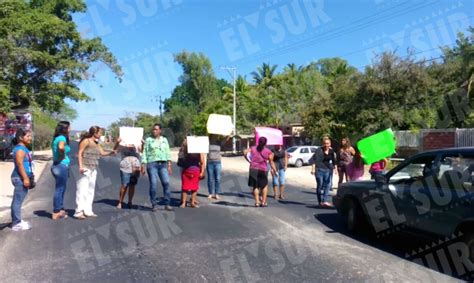 Bloquean la carretera en Petatlán los padres que se sumaron al paro de