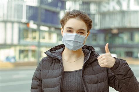 Retrato De Una Mujer Con Mascarilla En La Calle Dando Un Gesto De