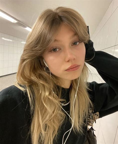 Pin by 𝑉𝑖𝑜𝑙𝑎 on Hair Summer blonde hair Bun hairstyles for long hair Pink hair dye