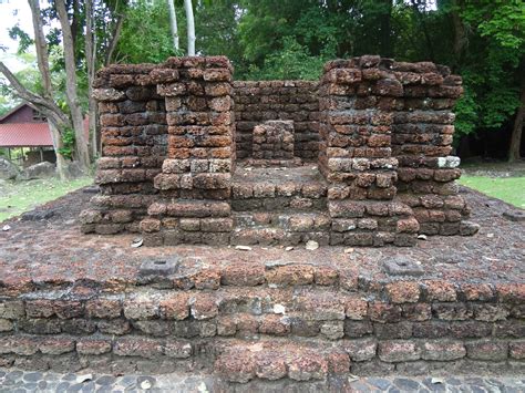 The Ruins of Lembah Bujang: Lore of the Dragon Valley - Paths Unwritten