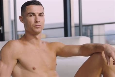 Cristiano Ronaldo Posa De Cueca E Filosofa A Gen Tica Carrega O Rev Lver