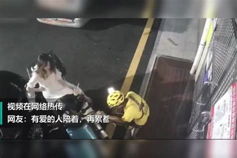 外卖小哥带貌美女友及狗送餐 网友：有对象有狗的生活令人羡慕 女友 网友 对象