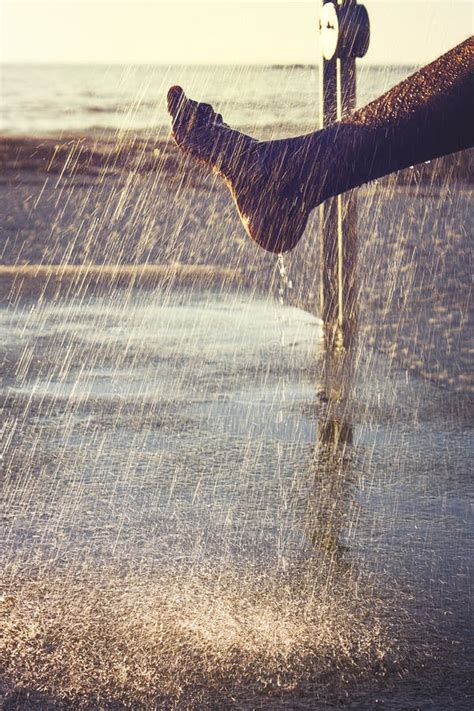 Dichtschieten Van Voet Tijdens Regen Op Het Strand Stock Foto Image