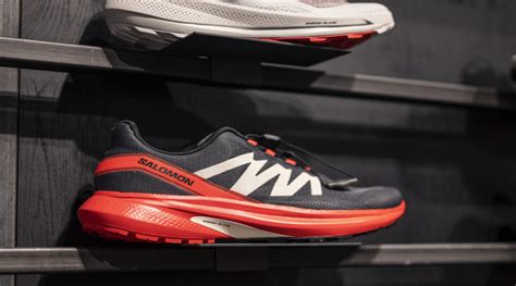 Неубиваемые кроссовки Salomon, непромокаемые куртки Helly Hansen и ...