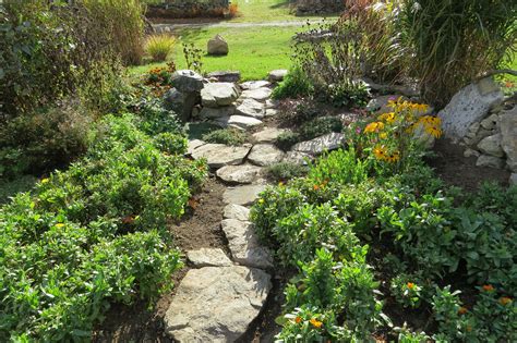 9 DIY Garden Stepping Stones Ideas - Garden and Happy