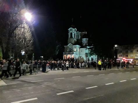 Peste O Mie De Credincio I Au Luat Lumina Sf Nt De La Biserica