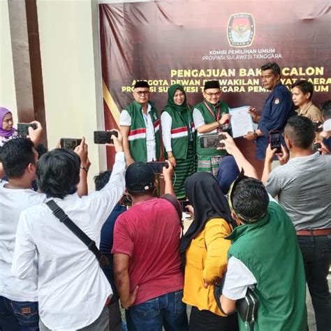 Daftarkan Calegnya Persen Di Kpu Rombongan Dpw Pkb Sultra Diiringi