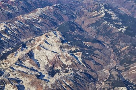 科罗拉多落基山脉从飞机上的抽象景观山峰峡谷和科罗拉多州西南部和犹他州的乡村城市的空中全景美利坚