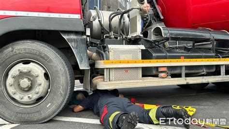 快訊／高雄恐怖車禍！水泥預拌車輾過85歲翁 無心跳送醫搶救 Ettoday社會新聞 Ettoday新聞雲