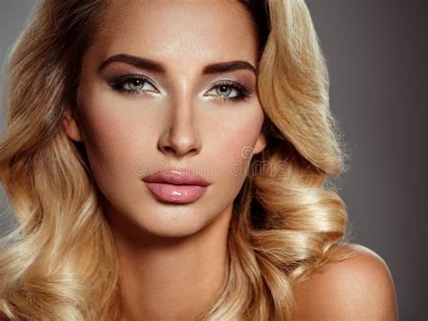 Foto Van Een Mooie Jonge Blonde Vrouw Met Krullend Haar Stock Foto Image Of Sensueel Gezicht