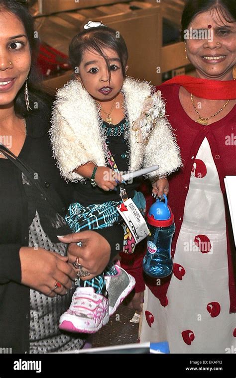 Jyoti Amge la mujer más pequeña del mundo llega en el Aeropuerto