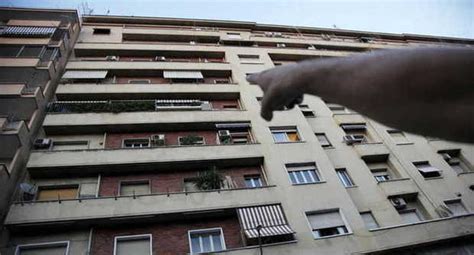 Bimbo Di Mesi Morto Dopo La Caduta Dal Balcone A Pavia La Mamma L