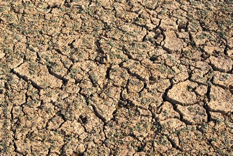 Imagen cenital de suelo agrietado por la falta de agua y la sequía