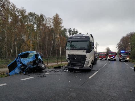 Trzy osoby nie żyją po zderzeniu busa i ciężarówki Tragedia pod