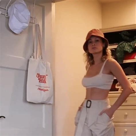 Brie Larson Braless Jiggle Loop Porn Mp4 0 08 640x640