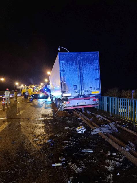 Na ekspresówce stracił panowanie nad pojazdem Ciężarówka uderzyła w