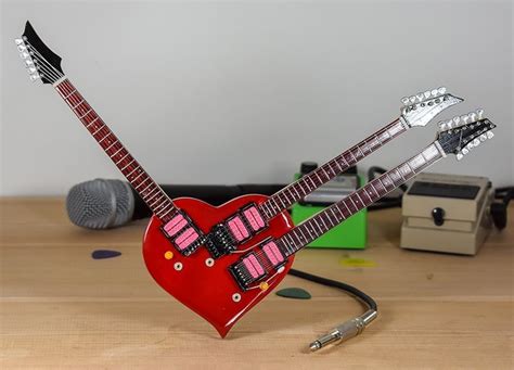 Steve Vai - Heart Triple Neck - Mini Guitars