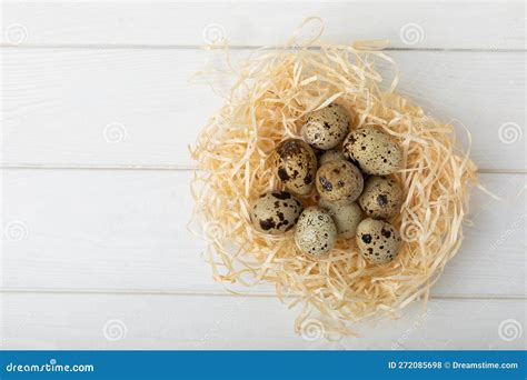 Ovos De Codorniz Num Ninho Sobre Fundo Branco De Madeira Foto De Stock