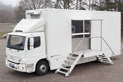 Mobile Küche LKW mit begehbarer NK TK Zelle und Ladebordwand Spectra GmbH