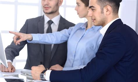 Grupo De Diversos Empresarios Discutiendo Preguntas En La Reuni N En La