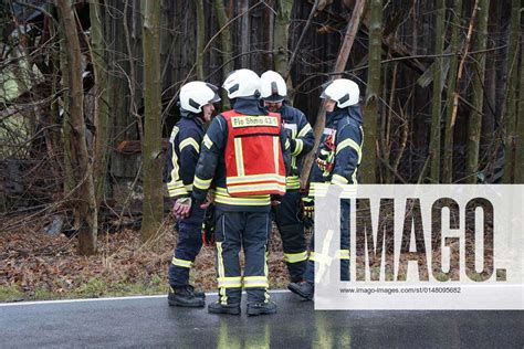 Putzkau Pkw Kommt Von Fahrbahn Ab Und Landet Im Graben