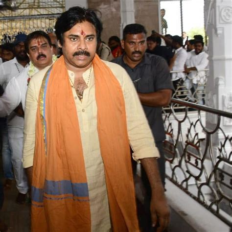 Pawan Kalyan At Annavaram వారహితో అన్నవరంలో పవన్ కళ్యాణ్ ప్రత్యేక పూజలు ఫొటోస్ Telugu News