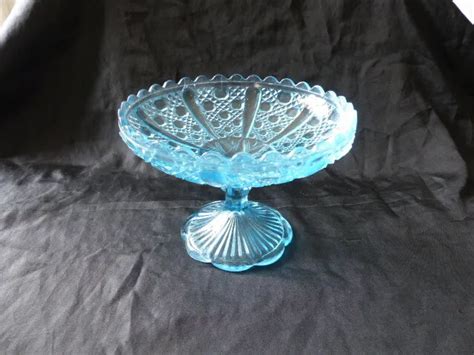 ANCIEN COMPOTIER COUPE EN VERRE MOULE SUR PIED COULEUR BLEU DEBUT 20eme