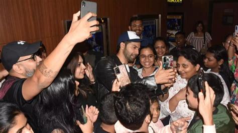 Bhediya Varun Dhawan Visits Theatre To See Audiences Reaction