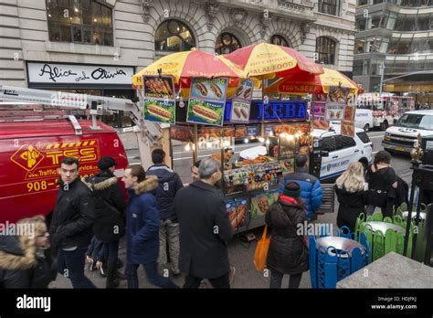 Hot Dog Vendor On 40th Street By Bryant Park Nyc Stock Photo Alamy