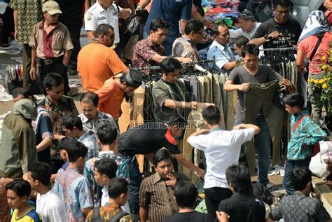 Pasar Kaget Di Masjid Cut Mutiah Republika Online