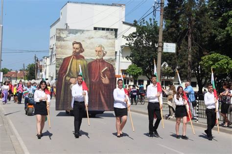 В Бяла Слатина отбелязаха най-българския празник /снимки/