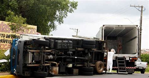 G Caminh O Carregado De Carne Bovina Tomba Em Rotat Ria De Avenida